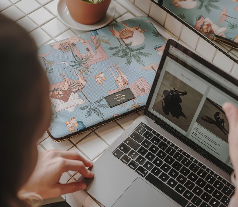 Manos sobre un portátil leyendo la newsletter