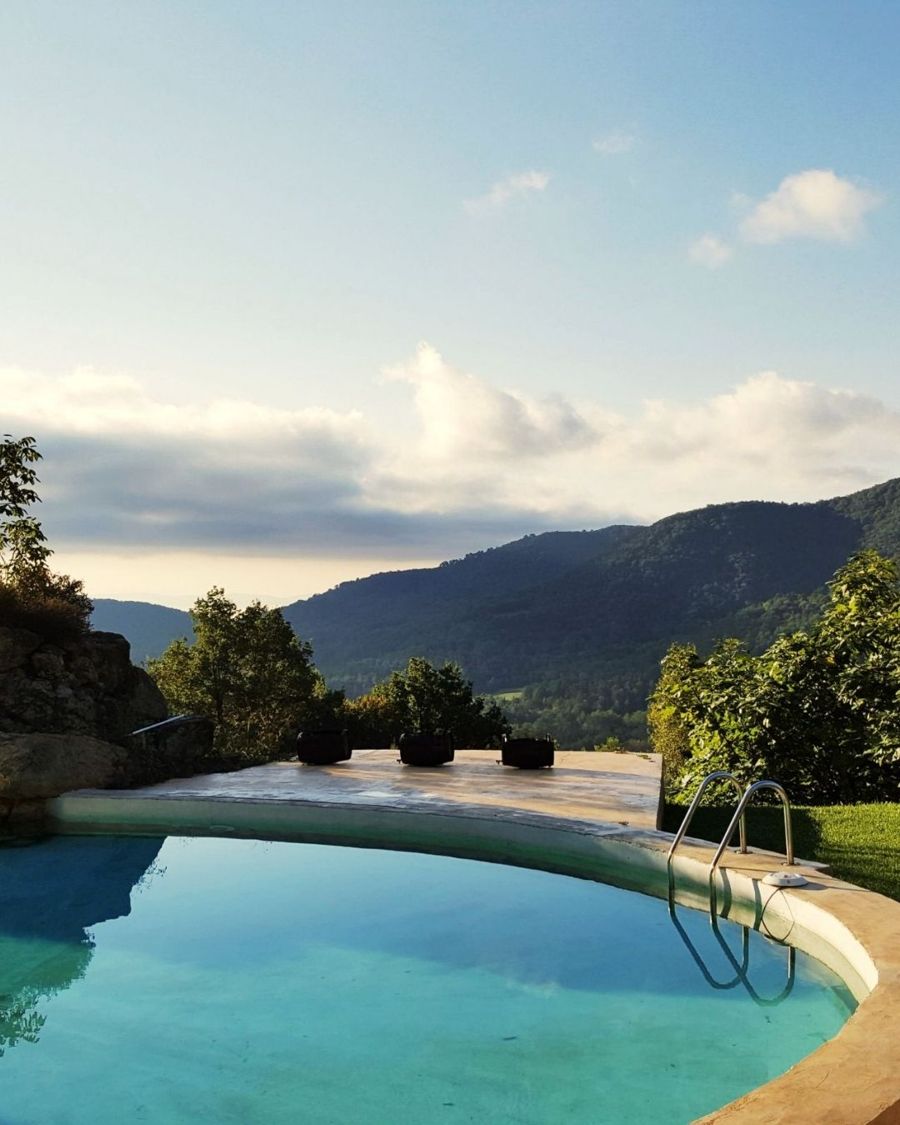 Piscina con vistas a las montañas al atardecer