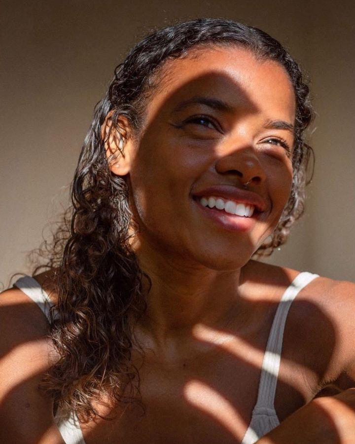 Retrato de Nina sonriendo bajo la luz del sol